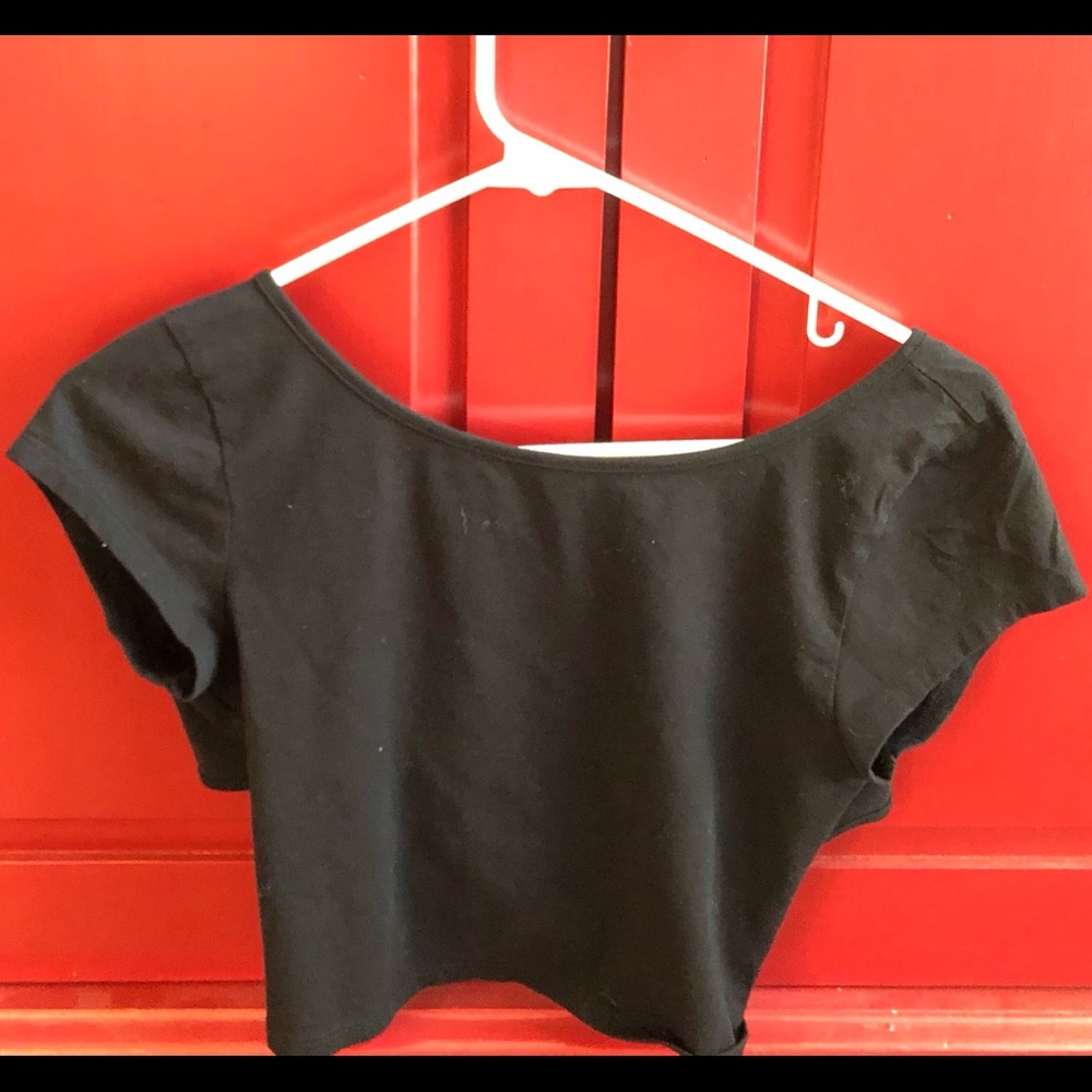 AE black cropped shirt